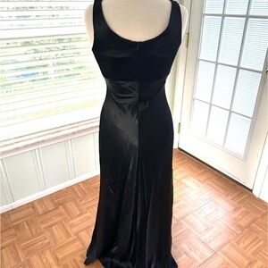 Black Sleeveless Scoop Neck Backless Gown